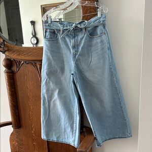 Levi's women XL culotte jeans. Leg length 23 and 1/2”
Like new